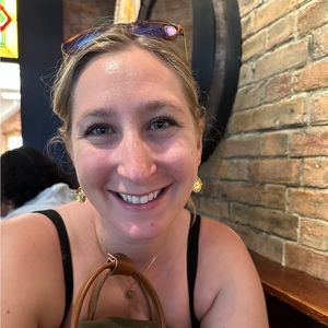 Meet your Posher, Caitlin